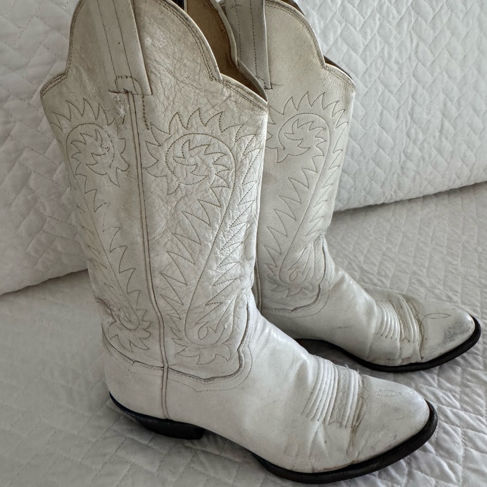 White Heeled Boots with Intricate Embroidery
